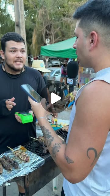 Pablo gravando uma entrevista bem-humorada