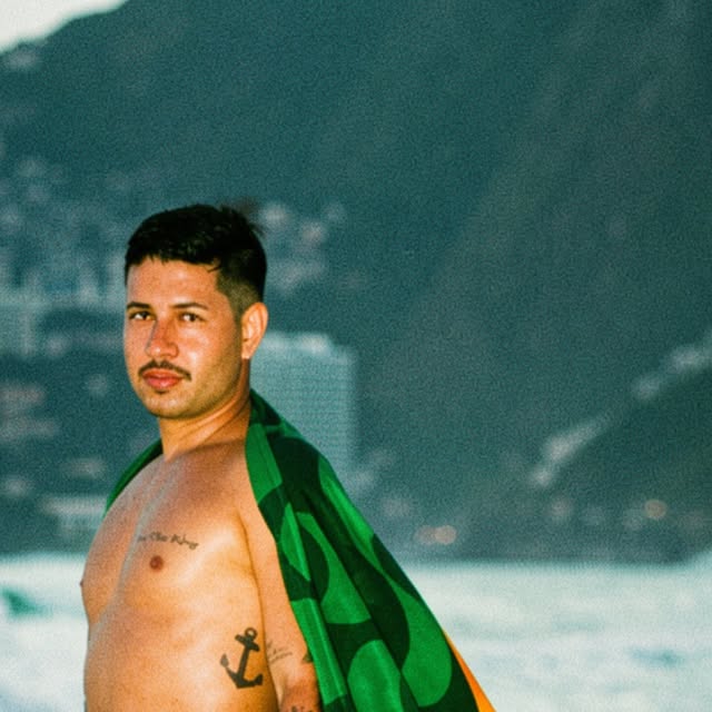 Pablo com a bandeira do Brasil nos ombros no Rio de Janeiro