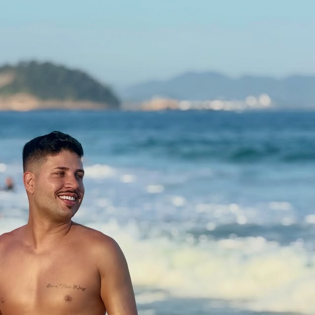 Pablo sorrindo na praia no Rio de Janeiro