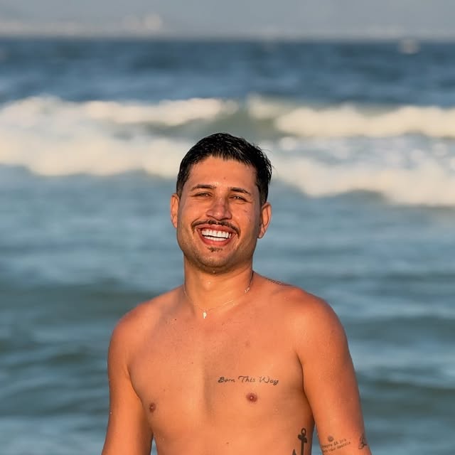 Pablo Umbelino sorrindo na praia